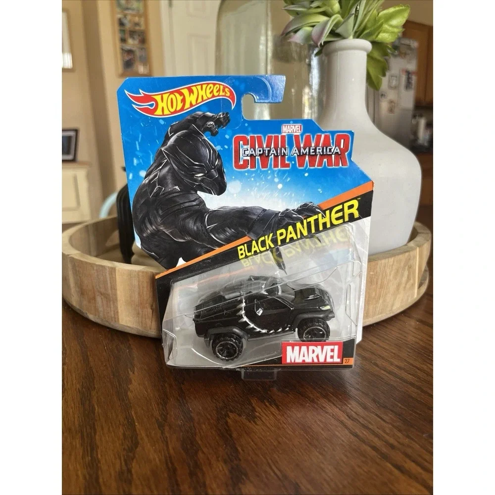 HOT WHEELS MARVEL BLACK PANTHER CAR NEW ON A MARVEL #27 CIVIL WAR CARD